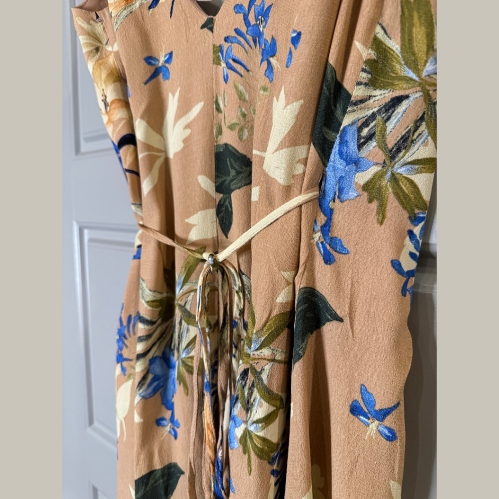 ASTR THE LABEL | Sleeveless floral midi wrap dress - Picture 4 of 10